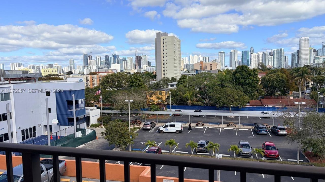 En Venta: $340,000 (2 camas, 2 baños, 760 Pies cuadrados)