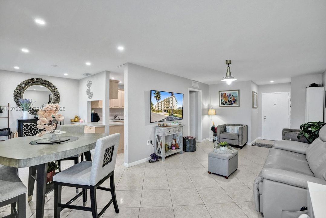 For Sale: $260,000 (2 beds, 2 baths, 1112 Square Feet)