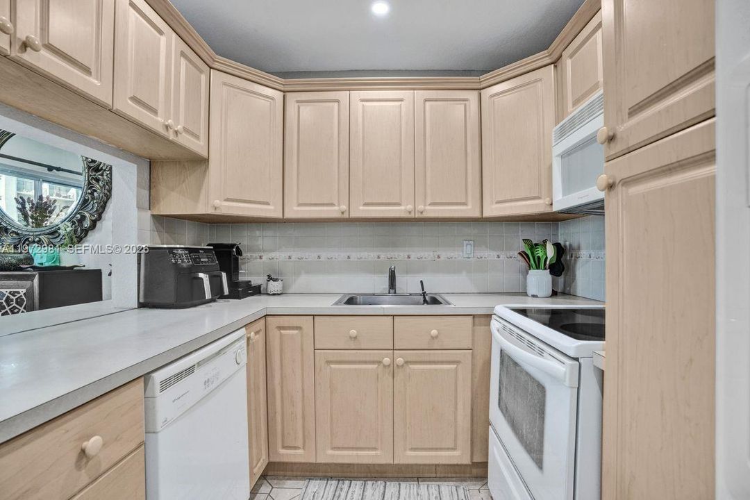 For Sale: $260,000 (2 beds, 2 baths, 1112 Square Feet)