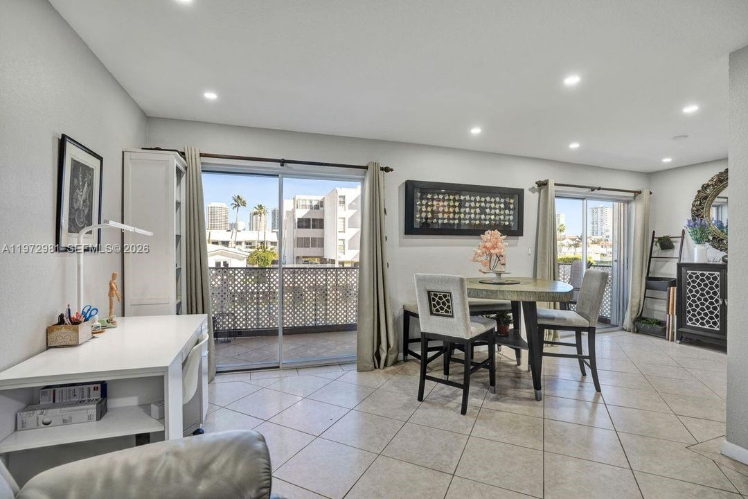 For Sale: $260,000 (2 beds, 2 baths, 1112 Square Feet)