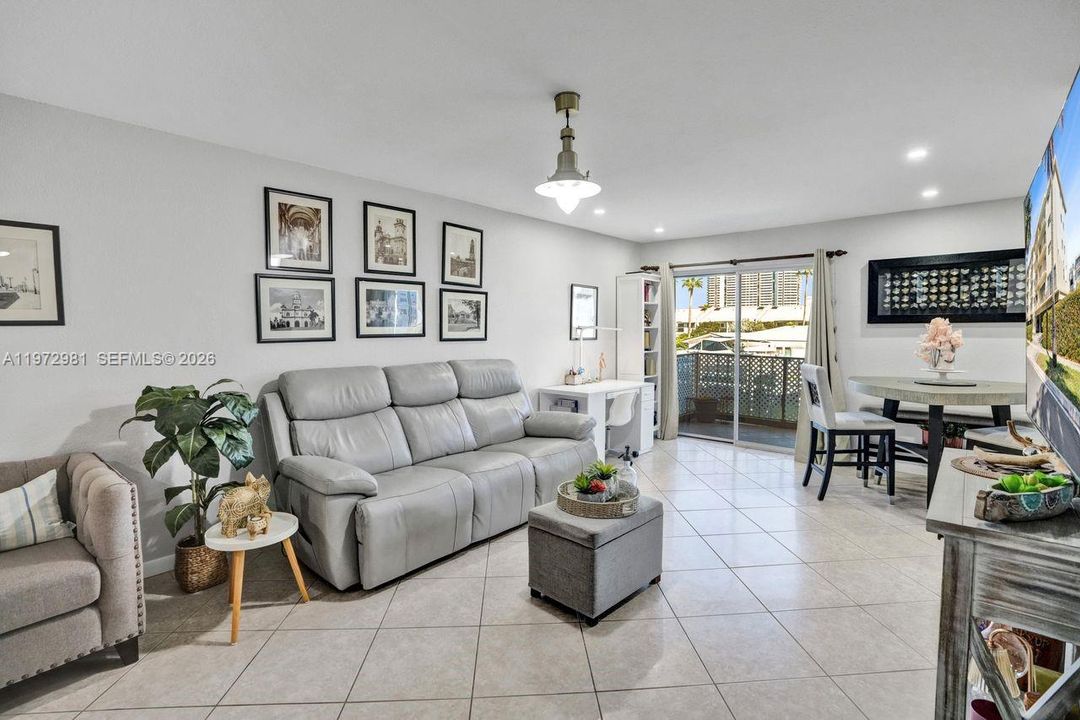 For Sale: $260,000 (2 beds, 2 baths, 1112 Square Feet)