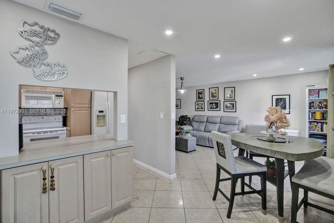 For Sale: $260,000 (2 beds, 2 baths, 1112 Square Feet)