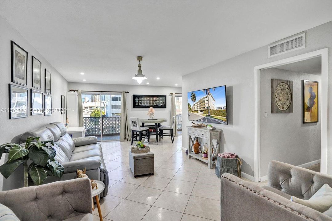 For Sale: $260,000 (2 beds, 2 baths, 1112 Square Feet)