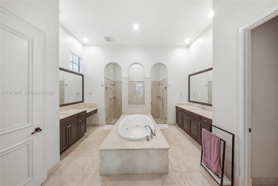 В аренду: $9,800 (5 спален, 3 ванн, 3962 Квадратных фут)