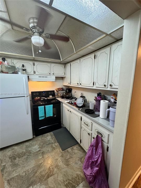 For Sale: $99,000 (1 beds, 1 baths, 570 Square Feet)