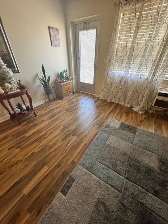 For Sale: $99,000 (1 beds, 1 baths, 570 Square Feet)
