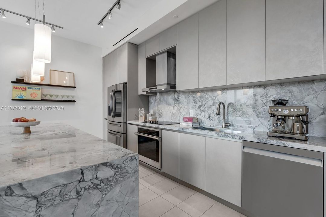For Sale: $1,425,000 (2 beds, 2 baths, 1476 Square Feet)