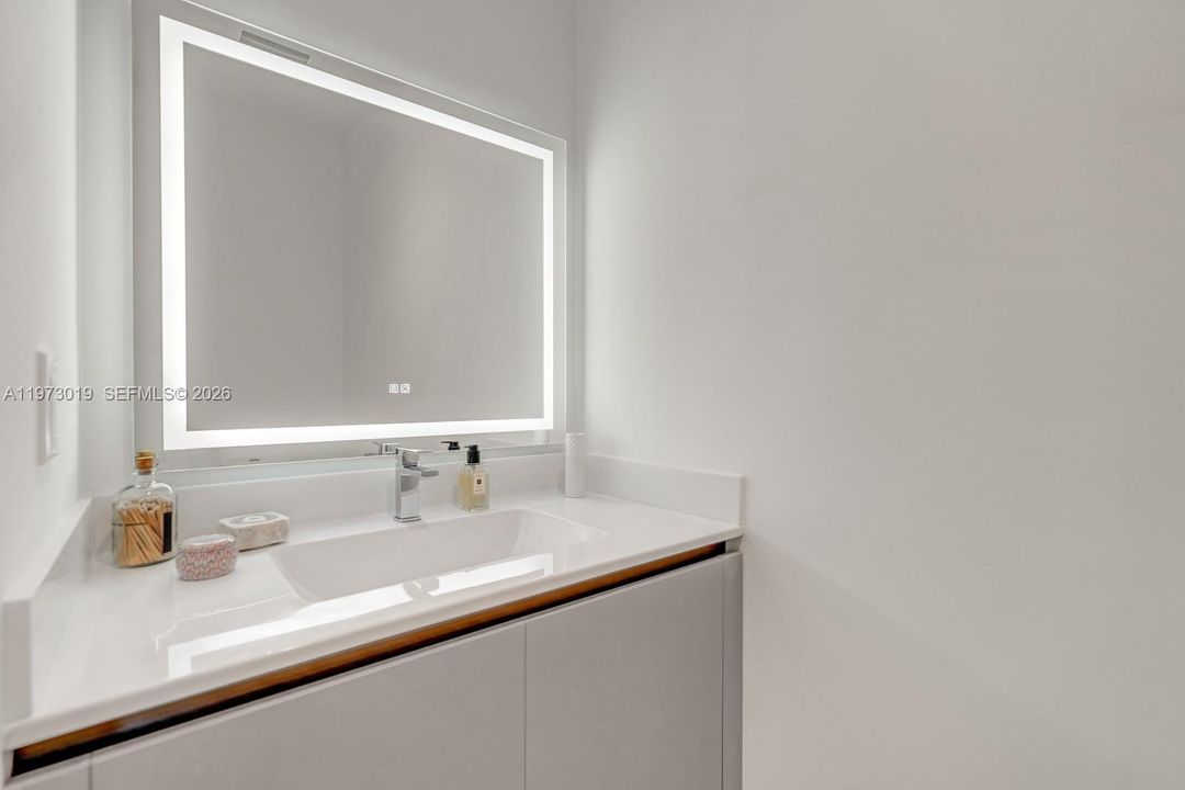 For Sale: $1,425,000 (2 beds, 2 baths, 1476 Square Feet)