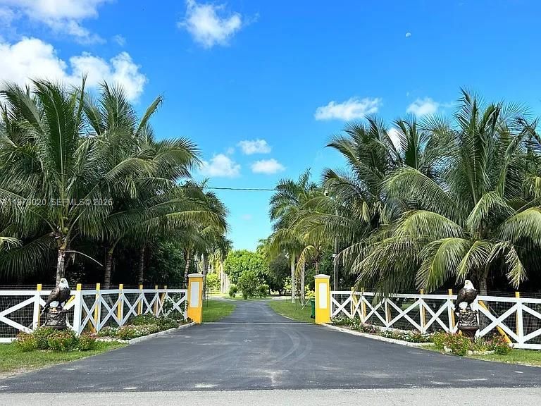 Vendido Recientemente: $1,645,000 (4 camas, 6 baños, 5363 Pies cuadrados)
