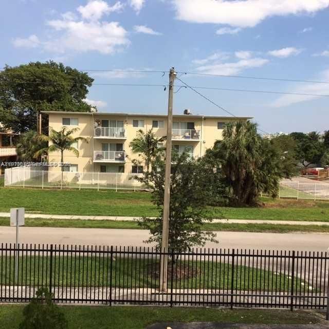 For Sale: $129,000 (1 beds, 1 baths, 900 Square Feet)