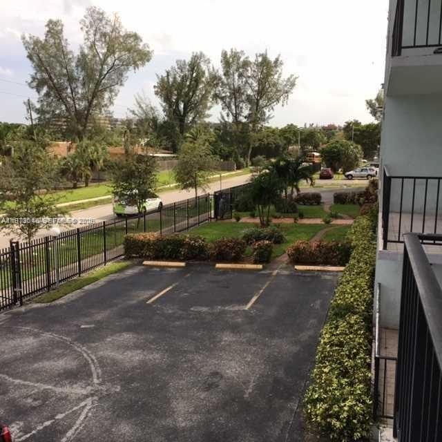 For Sale: $129,000 (1 beds, 1 baths, 900 Square Feet)