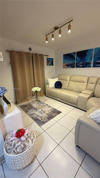 Под контрактом: $250,000 (1 спален, 1 ванн, 757 Квадратных фут)