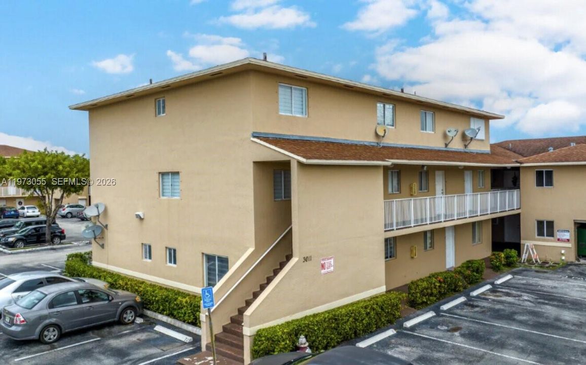 Под контрактом: $250,000 (1 спален, 1 ванн, 757 Квадратных фут)