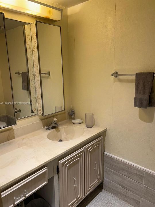 For Sale: $85,000 (1 beds, 1 baths, 780 Square Feet)
