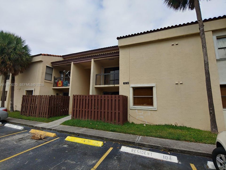 En Venta: $285,000 (2 camas, 2 baños, 800 Pies cuadrados)