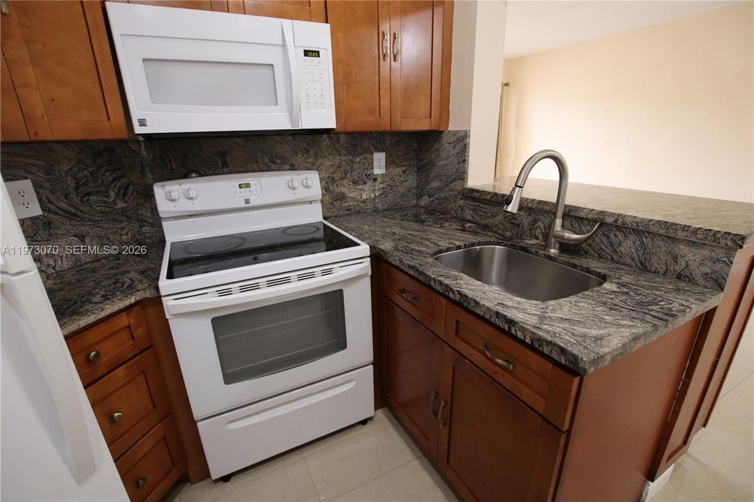 En Venta: $285,000 (2 camas, 2 baños, 800 Pies cuadrados)