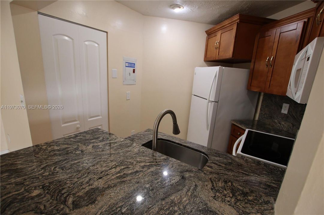 En Venta: $285,000 (2 camas, 2 baños, 800 Pies cuadrados)