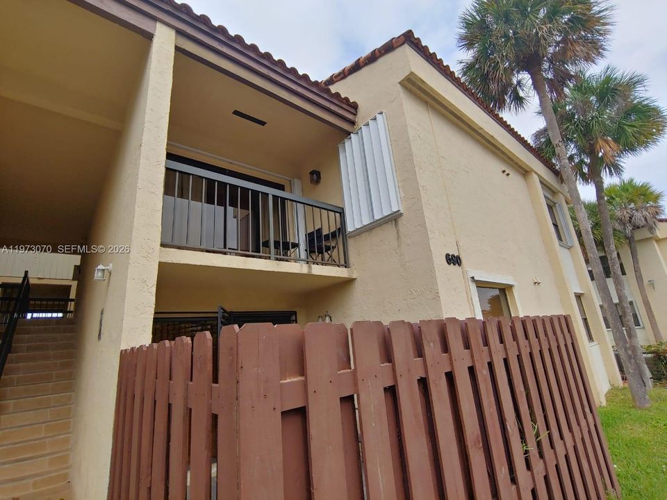 En Venta: $285,000 (2 camas, 2 baños, 800 Pies cuadrados)