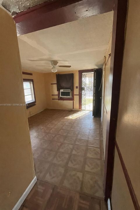 На продажу: $225,000 (2 спален, 1 ванн, 483 Квадратных фут)