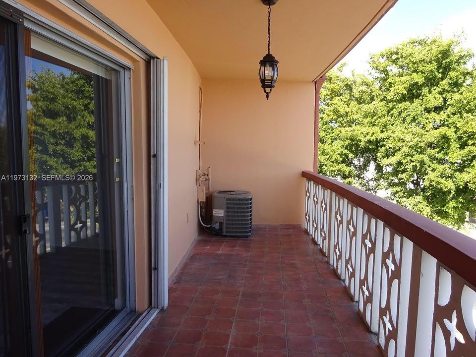 Под контрактом: $199,000 (1 спален, 1 ванн, 531 Квадратных фут)