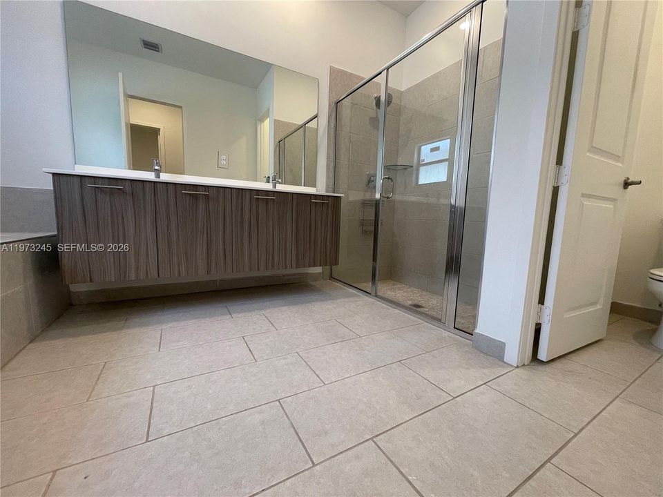 Activo con contrato: $4,500 (3 camas, 3 baños, 2047 Pies cuadrados)