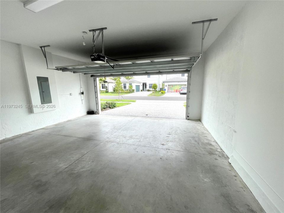Activo con contrato: $4,500 (3 camas, 3 baños, 2047 Pies cuadrados)