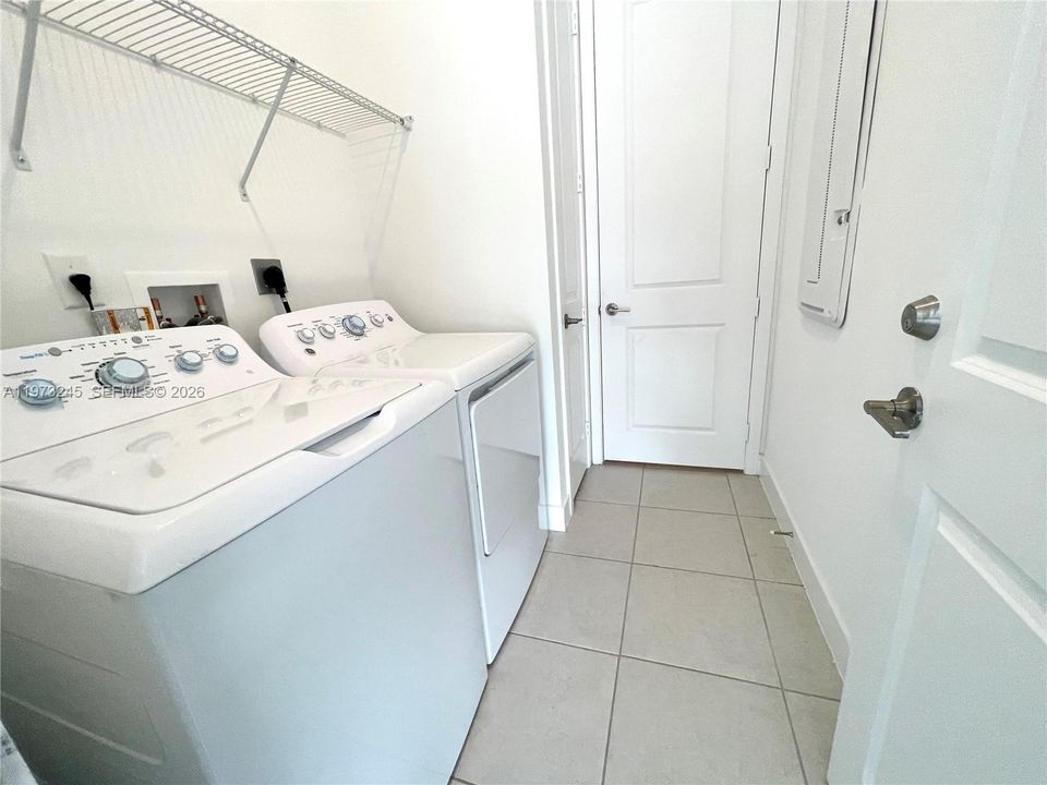 Activo con contrato: $4,500 (3 camas, 3 baños, 2047 Pies cuadrados)