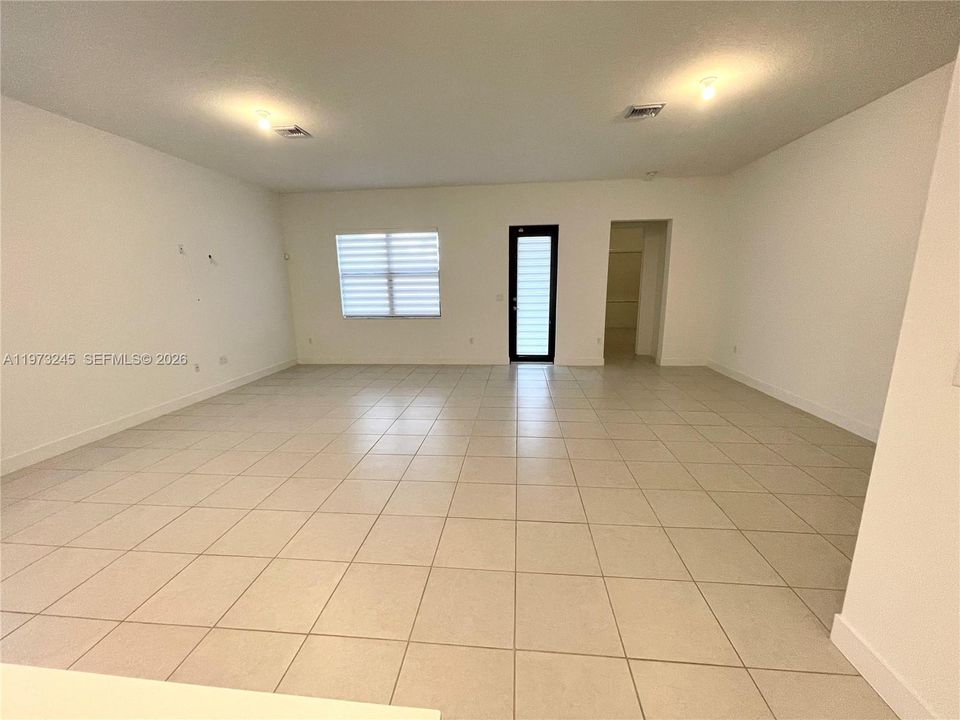 Activo con contrato: $4,500 (3 camas, 3 baños, 2047 Pies cuadrados)