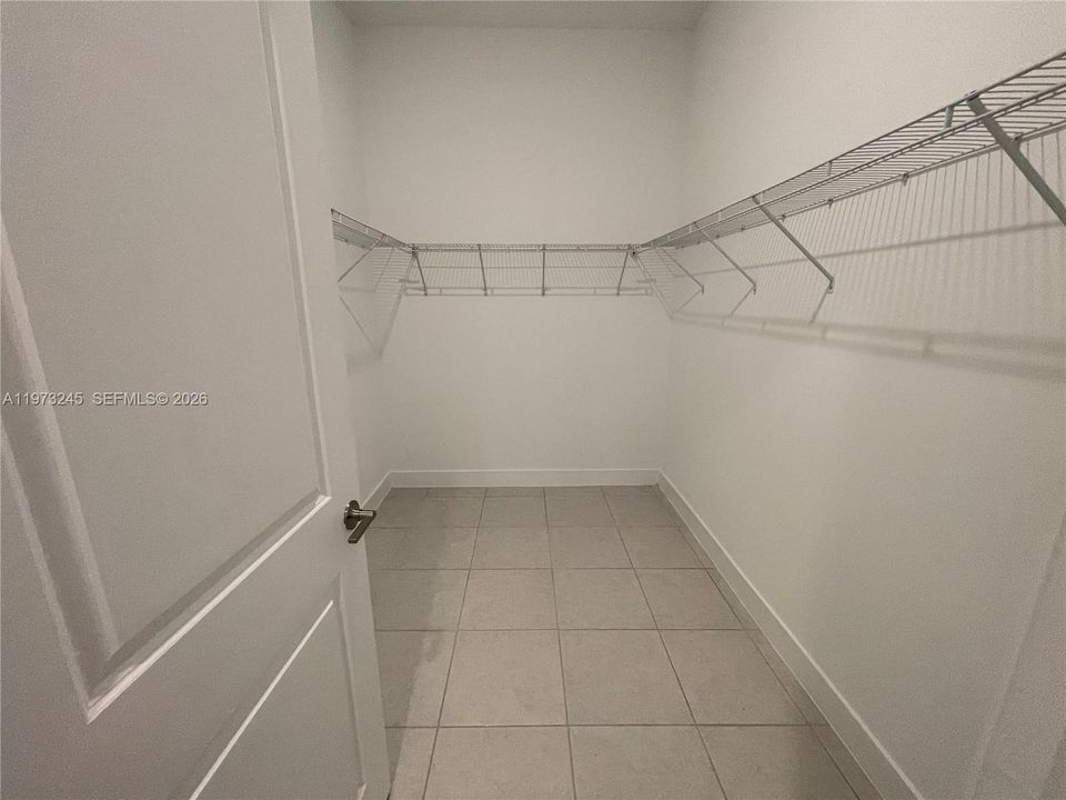 Activo con contrato: $4,500 (3 camas, 3 baños, 2047 Pies cuadrados)