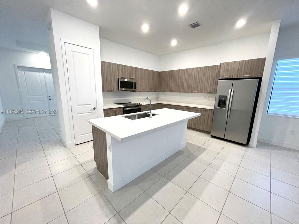 Activo con contrato: $4,500 (3 camas, 3 baños, 2047 Pies cuadrados)