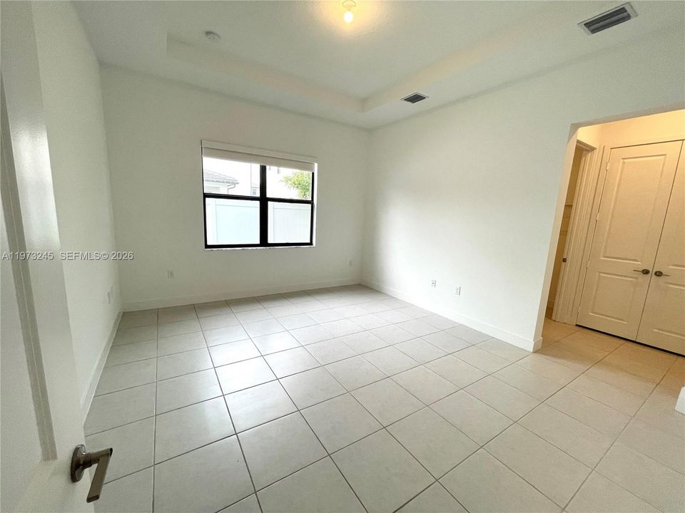 Activo con contrato: $4,500 (3 camas, 3 baños, 2047 Pies cuadrados)