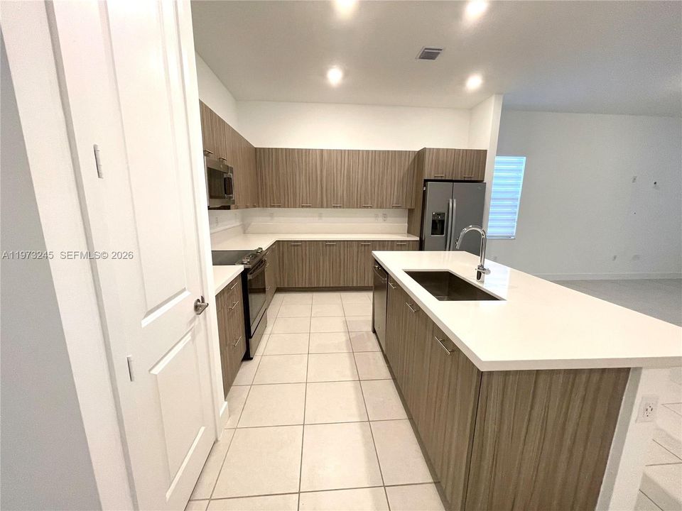 Activo con contrato: $4,500 (3 camas, 3 baños, 2047 Pies cuadrados)