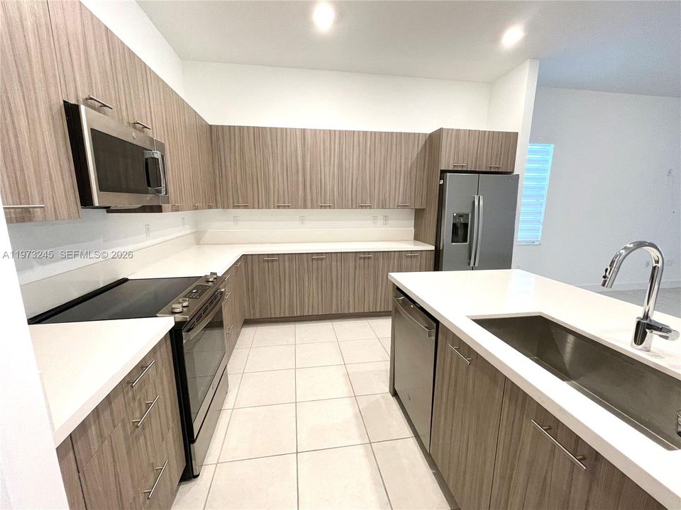 Activo con contrato: $4,500 (3 camas, 3 baños, 2047 Pies cuadrados)