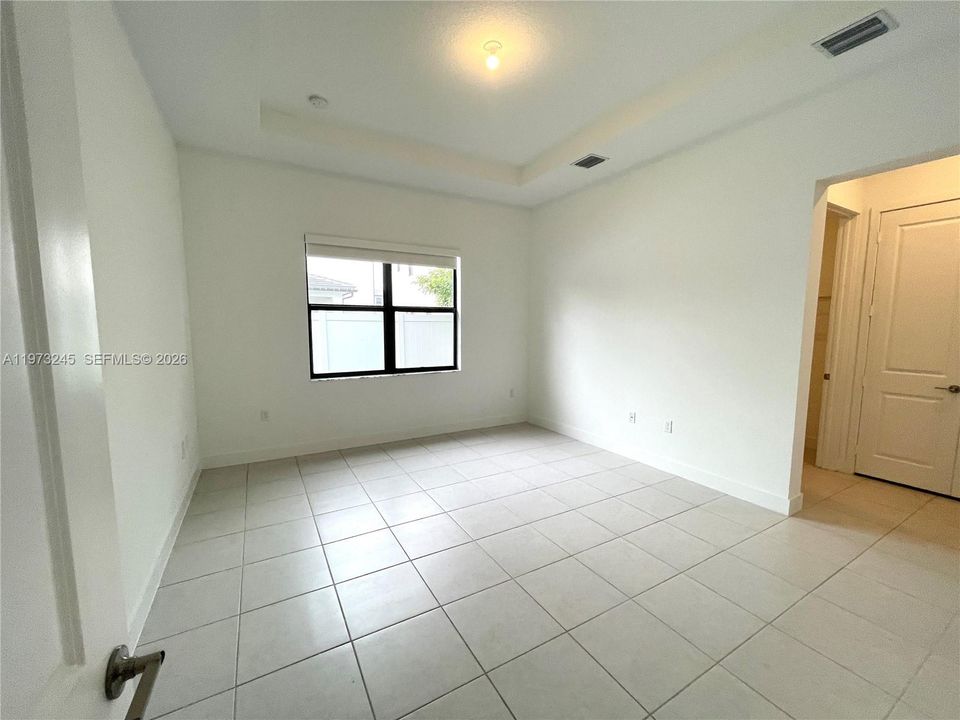Activo con contrato: $4,500 (3 camas, 3 baños, 2047 Pies cuadrados)