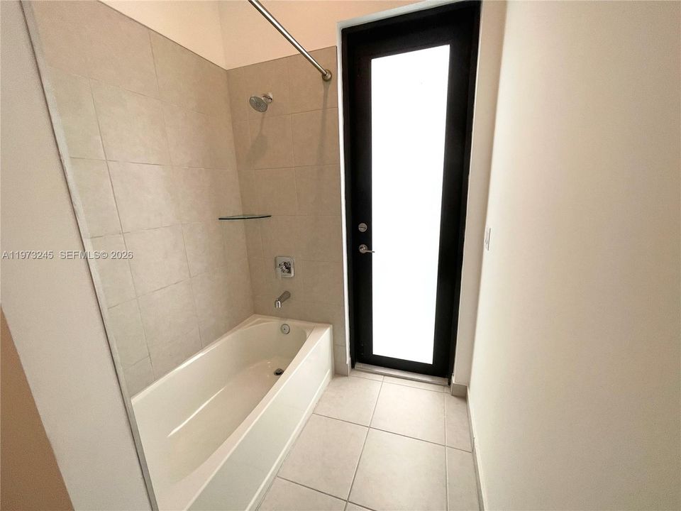 Activo con contrato: $4,500 (3 camas, 3 baños, 2047 Pies cuadrados)