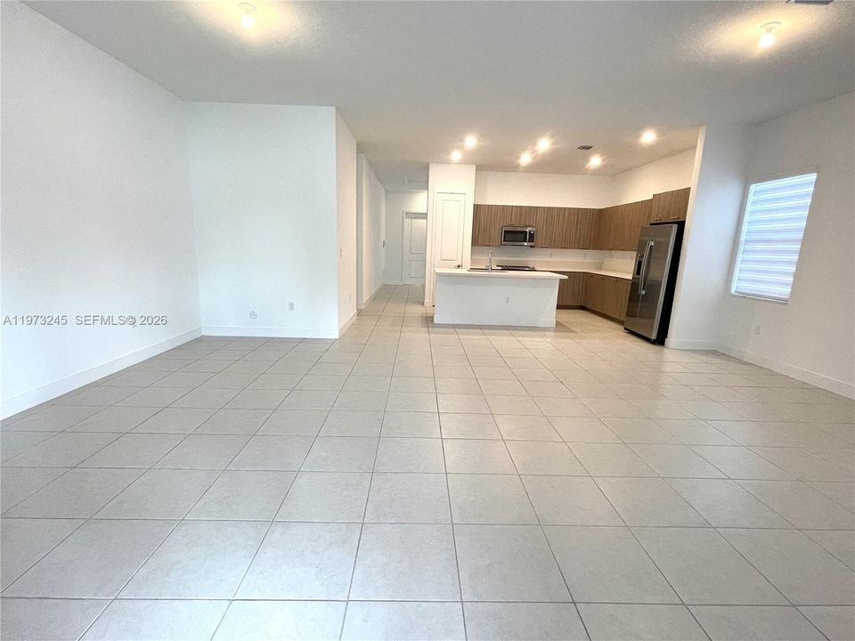 Activo con contrato: $4,500 (3 camas, 3 baños, 2047 Pies cuadrados)