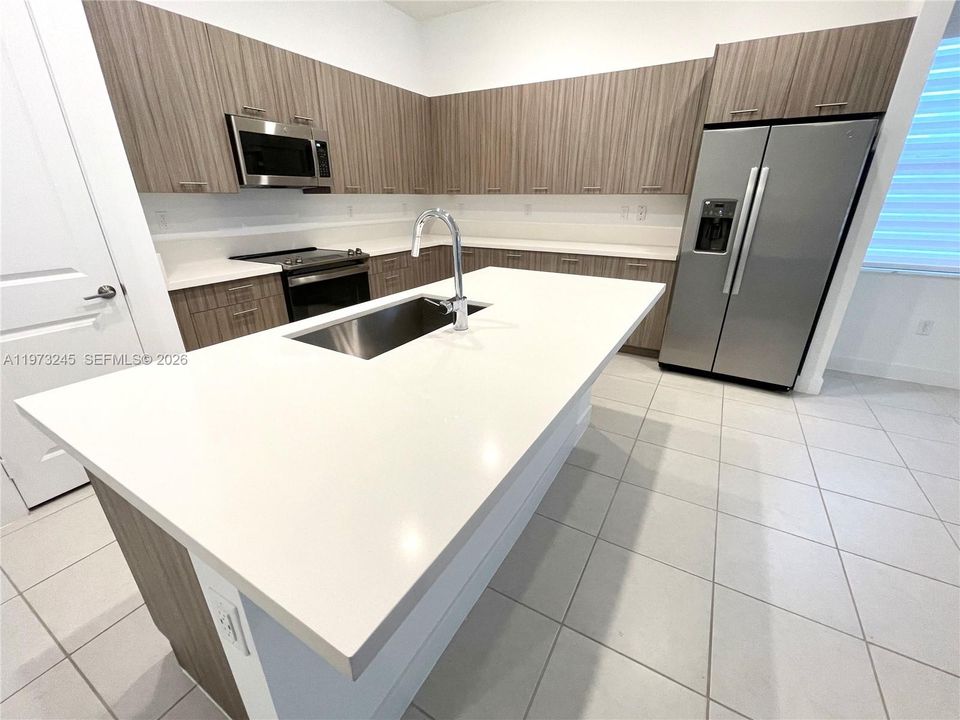 Activo con contrato: $4,500 (3 camas, 3 baños, 2047 Pies cuadrados)