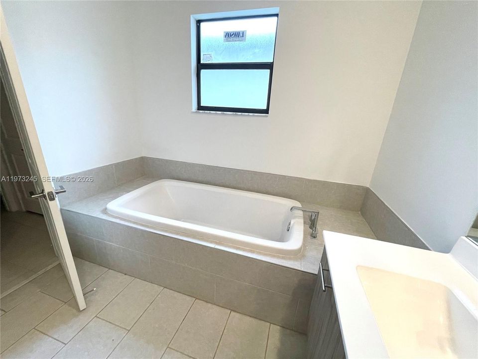 Activo con contrato: $4,500 (3 camas, 3 baños, 2047 Pies cuadrados)