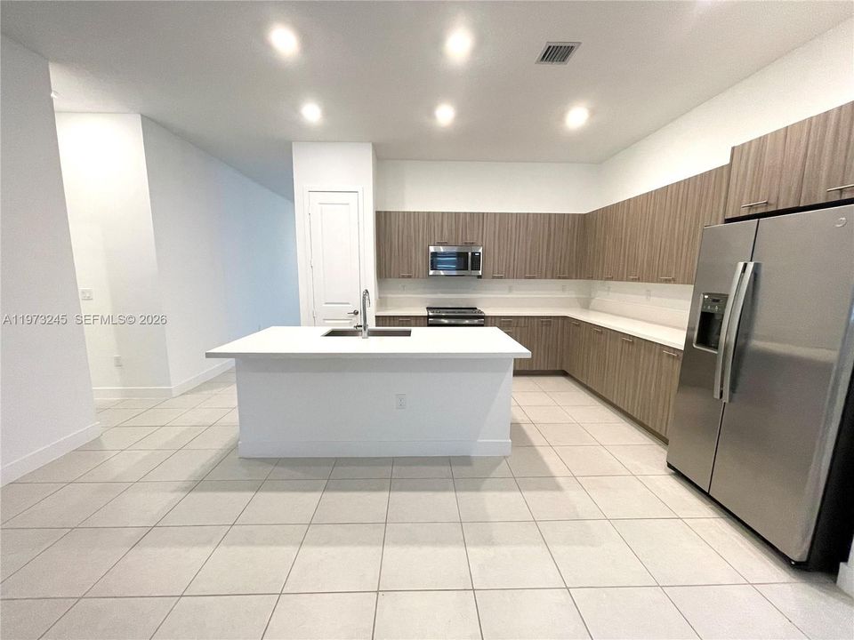 Activo con contrato: $4,500 (3 camas, 3 baños, 2047 Pies cuadrados)