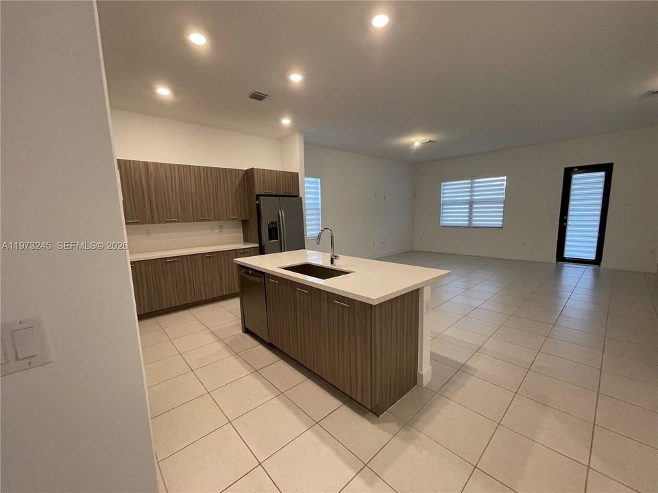 Activo con contrato: $4,500 (3 camas, 3 baños, 2047 Pies cuadrados)