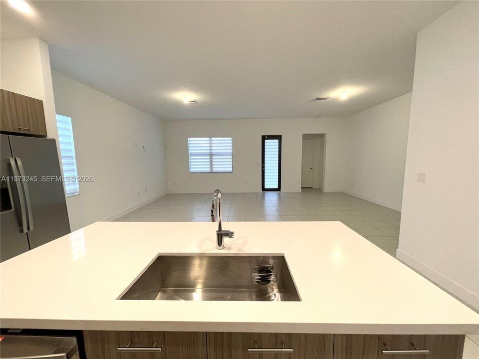 Activo con contrato: $4,500 (3 camas, 3 baños, 2047 Pies cuadrados)
