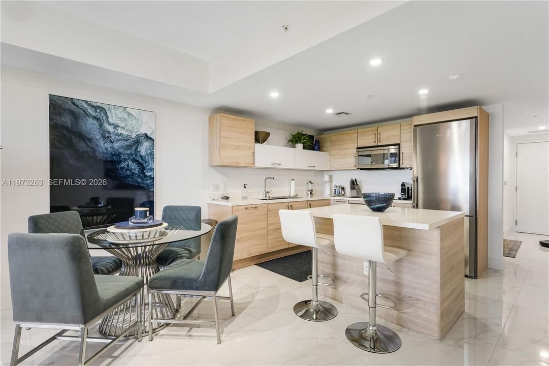 For Sale: $495,000 (1 beds, 2 baths, 937 Square Feet)