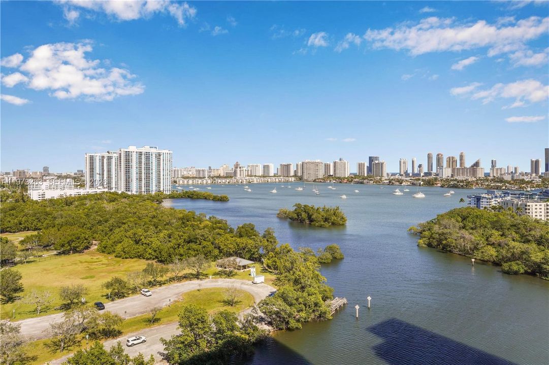 For Sale: $495,000 (1 beds, 2 baths, 937 Square Feet)