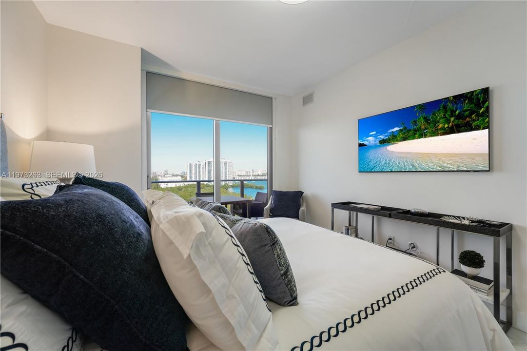 For Sale: $495,000 (1 beds, 2 baths, 937 Square Feet)