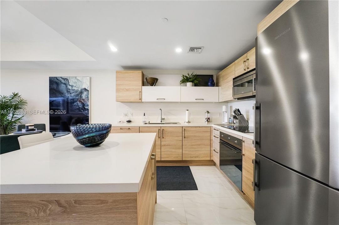 For Sale: $495,000 (1 beds, 2 baths, 937 Square Feet)