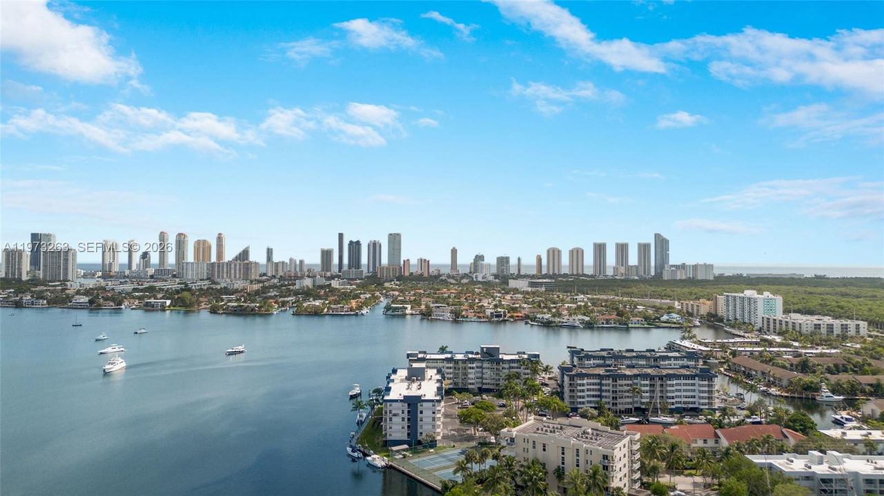 For Sale: $495,000 (1 beds, 2 baths, 937 Square Feet)
