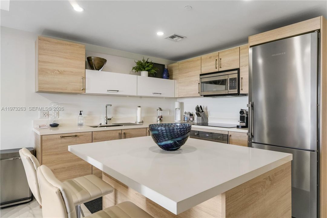 For Sale: $495,000 (1 beds, 2 baths, 937 Square Feet)