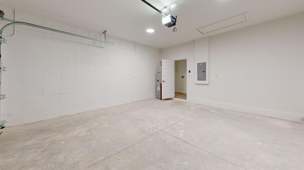 8050-97th-Ct-Vero-Beach-FL-32967-Garage
