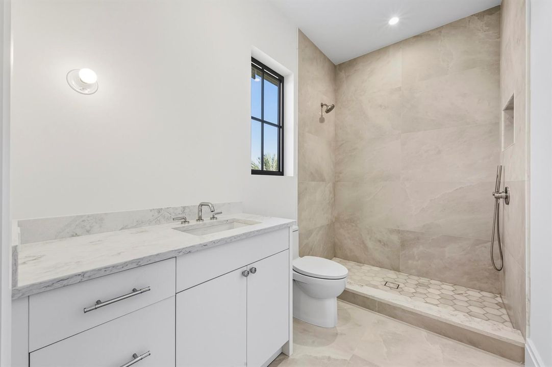 GUEST BATHROOM 5 - 2ND FLOOR