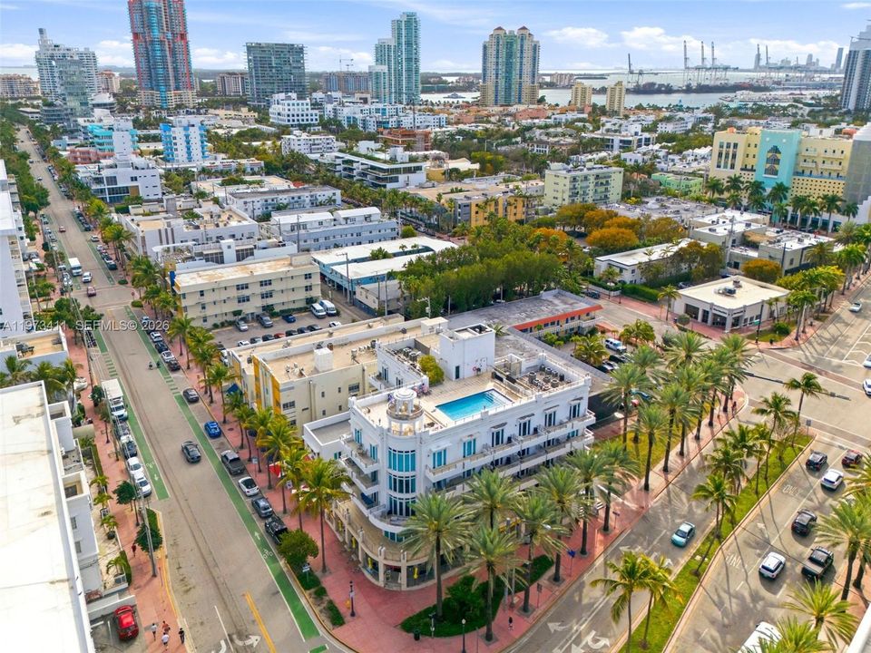 For Sale: $985,000 (1 beds, 1 baths, 830 Square Feet)